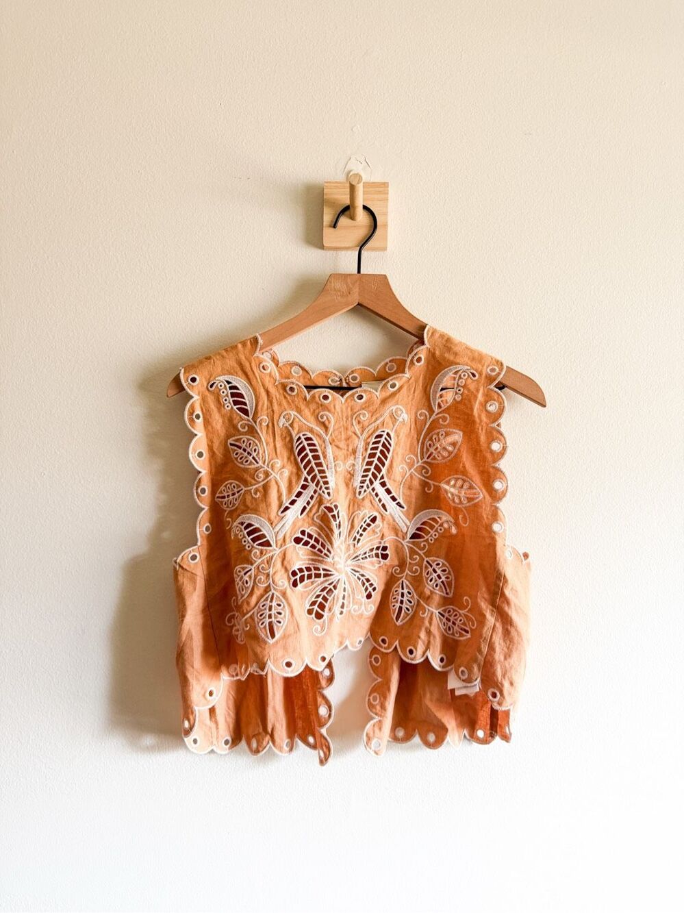 Farm Rio Sand Richilieu Embroidery Sleeveless Crop Top Size M - Picture 2 of 6